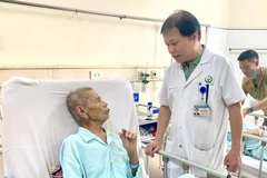 Tiến sỹ-bác sỹ Nguyễn Hải Nam - Phó Trưởng khoa Phẫu thuật Gan Mật, Bệnh viện Việt Đức thăm khám và trò chuyện với bệnh nhân sau ca phẫu thuật thành công.