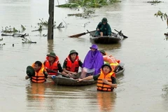 Việc di dời người dân đến nơi an toàn ưu tiên người yếu thế (người già, phụ nữ có thai, trẻ em…). (Ảnh: TTXVN phát)