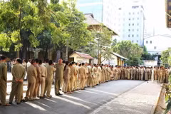 Các cử tri xếp hàng bỏ phiếu bầu cử Thượng viện Campuchia khóa V, sáng 25/2. (Ảnh: Hoàng Minh/TTXVN)