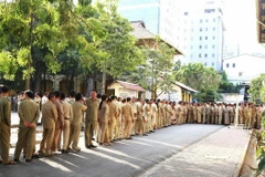 Các cử tri xếp hàng bỏ phiếu bầu cử Thượng viện Campuchia khóa V, sáng 25/2. (Ảnh: Hoàng Minh/TTXVN)