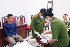 Đối tượng Giàng Seo Dình và tang vật vụ án. (Nguồn: Công an Nhân dân)