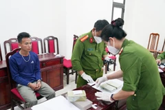 Đối tượng Giàng Seo Dình và tang vật vụ án. (Nguồn: Công an Nhân dân)