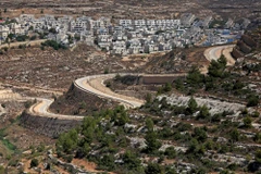 Khu định cư Givat Zeev của Israel (phía sau) và những ngôi làng của Palestine (phía trước) gần thành phố Ramallah, Bờ Tây, ngày 8/9/2023. (Ảnh: AFP/TTXVN)