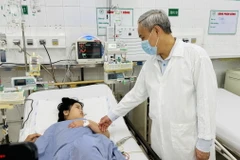 Ông Nguyễn Hùng Long, Phó Cục trưởng Cục An toàn Thực phẩm thăm hỏi, động viện bệnh nhi đang điều trị tại Bệnh viện Đa khoa khu vực Long Khánh liên quan vụ nghi ngộ độc thực phẩm khiến 518 người nhập viện cấp cứu. (Ảnh: Lê Xuân/TTXVN)