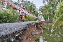 Hiện trường điểm sạt lở tuyến đường ôtô về trung tâm xã Ninh Quới, huyện Hồng Dân, tỉnh Bạc Liêu. (Ảnh: TTXVN phát)