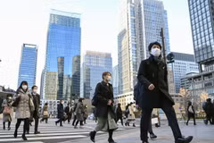 Người dân di chuyển trên đường phố tại Tokyo, Nhật Bản. (Ảnh: Kyodo/TTXVN)