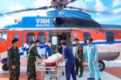Vận chuyển các nạn nhân bị tai nạn lao động ở Trường Sa về đất liền thành công. (Ảnh: TTXVN phát)