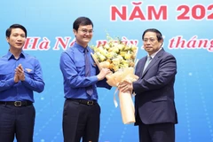 Thủ tướng Phạm Minh Chính tặng hoa chúc mừng Ban Chấp hành Trung ương Đoàn Thanh niên Cộng sản Hồ Chí Minh nhân kỷ niệm 93 năm Ngày thành lập Đoàn (26/3/1931-26/3/2024). (Ảnh: Dương Giang/TTXVN)