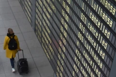 Bảng thông tin các chuyến bay bị hủy do liên đoàn tiếp viên của Hãng hàng không Lufthansa đình công tại Sân bay Munich, Đức. (Ảnh: AFP/TTXVN)
