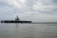 Tàu sân bay USS Dwight D. Eisenhower của Mỹ được triển khai từ căn cứ hải quân Norfolk ngày 14/10/2023. (Ảnh: AFP/TTXVN)