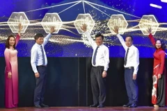 Đại biểu ấn nút khai mạc Triển lãm trực tuyến 'Điện Biên theo dòng lịch sử qua tài liệu lưu trữ.' (Ảnh: TTXVN phát)