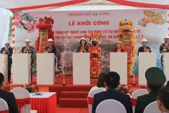 Các đại biểu nhấn nút khởi công dự án. (Nguồn: Báo Quảng Ninh)