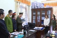 Cơ quan công an đọc lệnh khởi tố các cán bộ thuộc Cục Thuế khu vực Sầm Sơn-Quảng Xương. (Ảnh: TTXVN phát)