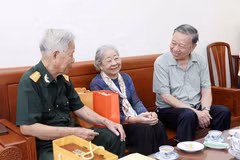 Chủ tịch nước Tô Lâm thăm và tặng quà gia đình ông Võ Đại Nhân và bà Võ Thị Vân. (Ảnh: Nhan Sáng/TTXVN)