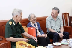 Chủ tịch nước Tô Lâm thăm và tặng quà gia đình ông Võ Đại Nhân và bà Võ Thị Vân. (Ảnh: Nhan Sáng/TTXVN)