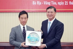 Ông Nguyễn Công Vinh, Phó Chủ tịch Ủy ban Nhân dân tỉnh Bà Rịa-Vũng Tàu, tặng quà lưu niệm cho ông Minamide Kenichi, Thị trưởng thành phố Izumiotsu. (Ảnh: Huỳnh Sơn/TTXVN)
