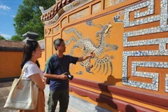 Du khách tham quan lăng mộ Nghi Thiên Chương Hoàng hậu Từ Dũ. (Ảnh: Mai Trang/TTXVN)