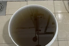 Nước máy ở thành phố Đồng Xoài bẩn đục, đổi màu ngày 9/2, tức ngày 30 Tết. (Ảnh: TTXVN phát)