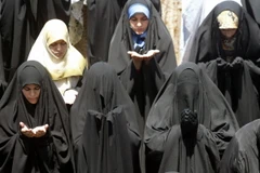 Phụ nữ Hồi giáo mặc áo choàng abaya tại một lễ cầu nguyện. (Ảnh: AFP/TTXVN)