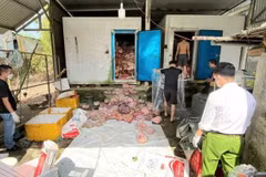Công an kiểm tra kho hàng thực phẩm đông lạnh. (Ảnh do công an cung cấp)