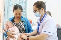 Tiêm vaccine dịch vụ tại Trạm Y tế xã Phong Phú, huyện Bình Chánh, Thành phố Hồ Chí Minh. (Ảnh: Đinh Hằng/TTXVN)