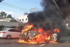 Xe ôtô 7 chỗ bốc cháy. (Nguồn: BHĐX)