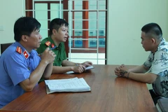 Cơ quan công an làm việc với Lý Nhật Quý Cường. (Nguồn: Công an tỉnh Nghệ An)