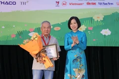 Nhà báo Vũ Việt Trang, Tổng Giám đốc Thông tấn xã Việt Nam, trao giải Hiệp sỹ Dế Mèn cho nhà văn Trần Đức Tiến vì những cống hiến xuất sắc cho thiếu nhi trong toàn bộ sự nghiệp của ông, trong đó có tác phẩm 'A lô!... Cậu đấy à?' được đưa vào xét giải năm 2023. (Nguồn: Báo Thể thao và Văn hóa)