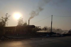 Một lò đốt rác thủ công gây ô nhiễm môi trường nông thôn. (Ảnh minh họa. Nguồn: TTXVN)