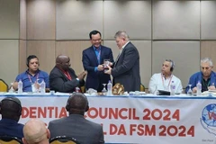 Chủ tịch Tổng Liên đoàn Lao động Việt Nam Nguyễn Đình Khang tặng quà lưu niệm Ban lãnh đạo Liên hiệp Công đoàn Thế giới. (Ảnh: TTXVN phát)