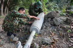 Trung tâm xử lý bom mìn Binh đoàn 16 xử lý và di dời quả bom MK-82 (Snake Eye) nặng hơn 150kg, được phát hiện tại công trình xây dựng, nạo vét suối thuộc ấp 4, xã Tân Thành, thành phố Đồng Xoài, tỉnh Bình Phước. (Ảnh: TTXVN phát)