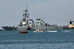 Tàu khu trục USS Cole của Mỹ bị hư hại nghiêm trọng sau một vụ tấn công liều chết trên Vịnh Aden. (Ảnh: AFP/TTXVN)