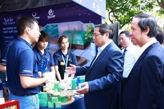 Thủ tướng Phạm Minh Chính tham quan gian hàng khởi nghiệp của học sinh, sinh viên. (Ảnh: Dương Giang/TTXVN)