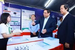 Thủ tướng Phạm Minh Chính tham quan gian hàng khởi nghiệp của học sinh, sinh viên. (Ảnh: Dương Giang/TTXVN)