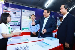 Thủ tướng Phạm Minh Chính tham quan gian hàng khởi nghiệp của học sinh, sinh viên. (Ảnh: Dương Giang/TTXVN)