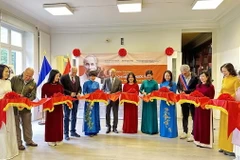Đại sứ Đinh Toàn Thắng, Giám đốc Khu Di tích Chủ tịch Hồ Chí Minh tại Phủ Chủ tịch Lê Thị Phượng và các đại biểu cắt băng khai mạc Triển lãm. (Ảnh: Ngọc Hiệp/TTXVN)