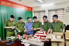 Tang vật thuốc tân dược giả. (Ảnh: TTXVN phát)