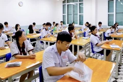 Các thí sinh tại điểm thi Trường Trung học Phổ thông Lê Quý Đôn (quận 3) chuẩn bị làm bài thi. (Ảnh: Hồng Giang/TTXVN)