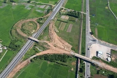 Nút giao Trì Bình-Dung Quất với Cao tốc Đà Nẵng-Quảng Ngãi xây dựng dở dang 6 năm qua. (Ảnh: TTXVN)
