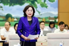 Thống đốc Ngân hàng Nhà nước Việt Nam Nguyễn Thị Hồng trình bày tóm tắt tờ trình. (Ảnh: Doãn Tấn/TTXVN)