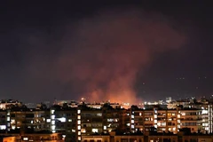 Khói bốc lên sau vụ tấn công của Israel nhằm vào địa điểm phòng không ở miền Nam Syria. (Nguồn: AFP)