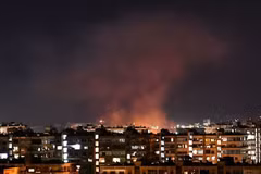 Khói bốc lên sau vụ tấn công của Israel nhằm vào địa điểm phòng không ở miền Nam Syria. (Nguồn: AFP)
