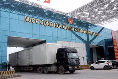 Phương tiện chở hàng hóa thông quan qua Cửa khẩu Móng Cái (Việt Nam)-Đông Hưng (Trung Quốc) tại khu vực cầu Bắc Luân II. (Ảnh: Văn Đức/TTXVN)