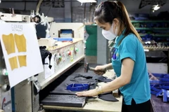 Công nhân làm giày da tại thành phố Thủ Đức, Thành phố Hồ Chí Minh. (Ảnh: Hồng Đạt/TTXVN)
