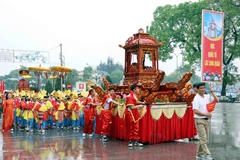 Nghi thức rước kiệu về Đình Hùng Vương. (Ảnh: Quân Trang/TTXVN)