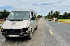 Công an thành phố Long Xuyên, An Giang tổ chức dựng lại hiện trường vụ tai nạn. (Ảnh: TTXVN phát)