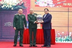 Thủ tướng Phạm Minh Chính chúc Tết Tổng cục 2-Bộ Quốc phòng. (Ảnh: Dương Giang/TTXVN)