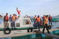 Đoàn Công tác tiến hành tuần tra, kiểm soát khu vực nuôi trồng hải sản trong Vịnh Cam Ranh. (Ảnh: TTXVN phát)