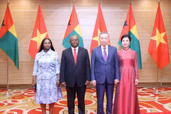 Tổng Bí thư, Chủ tịch nước Tô Lâm và Phu nhân với Tổng thống Cộng hòa Guinea-Bissau Umaro Sissoco Embaló và Phu nhân dự tiệc chiêu đãi. (Ảnh: TTXVN)