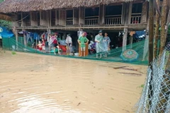 Nhiều nhà dân tại thôn Minh Thành, xã Minh Tiến, huyện Lục Yên bị ngập và sạt lở taluy. (Ảnh: TTXVN phát)
